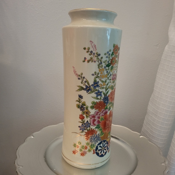 JAPANESE PORCELAIN FLORAL VASE DESIGN - Picture 5 of 5